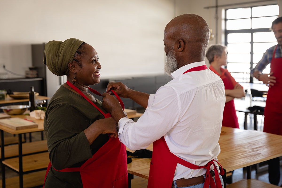 african-man-helping-an-african-woman-to-put-on-her-KKMNNZA.jpg